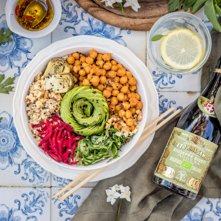 Vegan bowl with curried chickpeas, avocado and quinoa