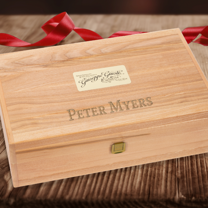 Engraving for customizable wooden boxes